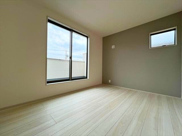 アクセントクロスが印象的な2階6帖洋室は居室で一番広くバルコニーへ出入りできます。主寝室にいかがですか
(2026年2月24日 撮影)