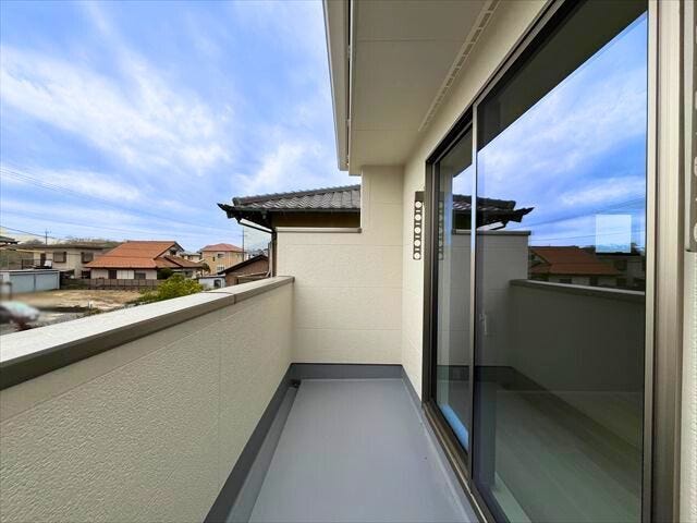 2階6帖洋室バルコニーへは太陽光が直接入るので洗濯物が良く乾きそうです
(2026年2月24日 撮影)