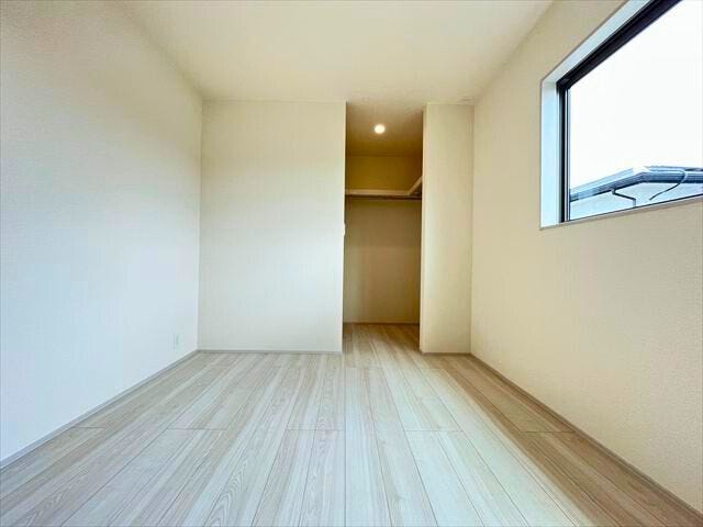 2階南側5.2帖洋室は自分好みのお部屋を作りやすい色味と形です。
(2026年2月24日 撮影)