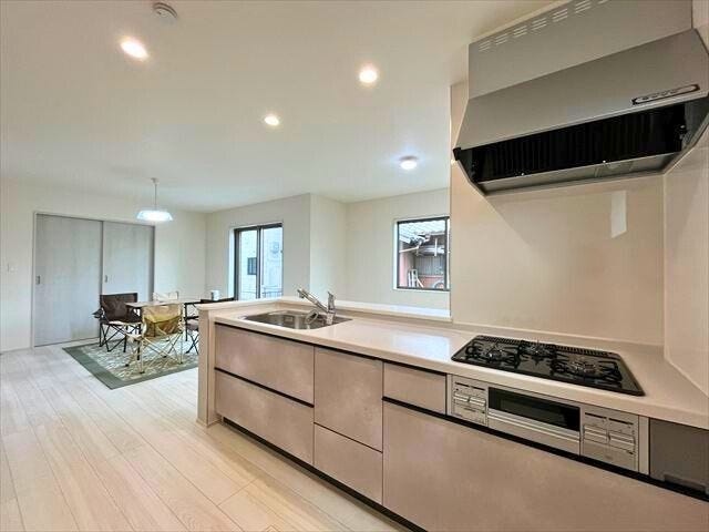 キッチン後ろに洗面所があり家事動線◎リビングやお庭で過ごす家族を見守りながらお料理できます
(2026年2月24日 撮影)