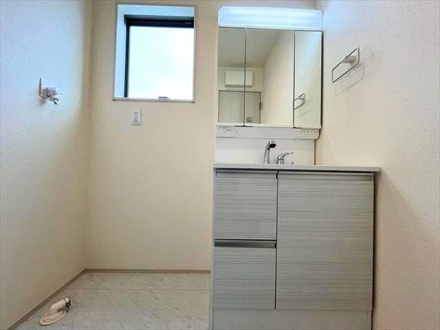 大きな窓から天然光が入り明るい洗面所です
(2026年2月24日 撮影)