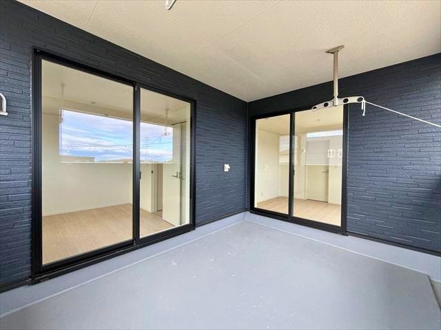 2階8帖と6帖の洋室の2カ所から出入りの出来るバルコニーは急な雨でも慌てなくてよい屋根付きです
(2026年5月22日 撮影)