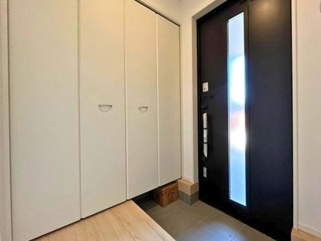 玄関扉の明かり取りの窓から光が入る玄関は扉を開けると正面が壁になりプライベート空間を見せない防犯面で安心な玄関です
(2026年5月22日 撮影)