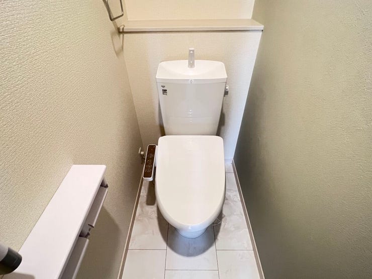 トイレ 同仕様
温水洗浄便座♪
寒い季節も快適です♪