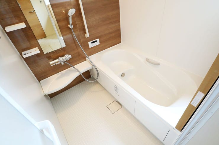 浴室 同仕様
ゆったりくつろげるバスルーム♪
小窓付きで換気もバッチリです♪
