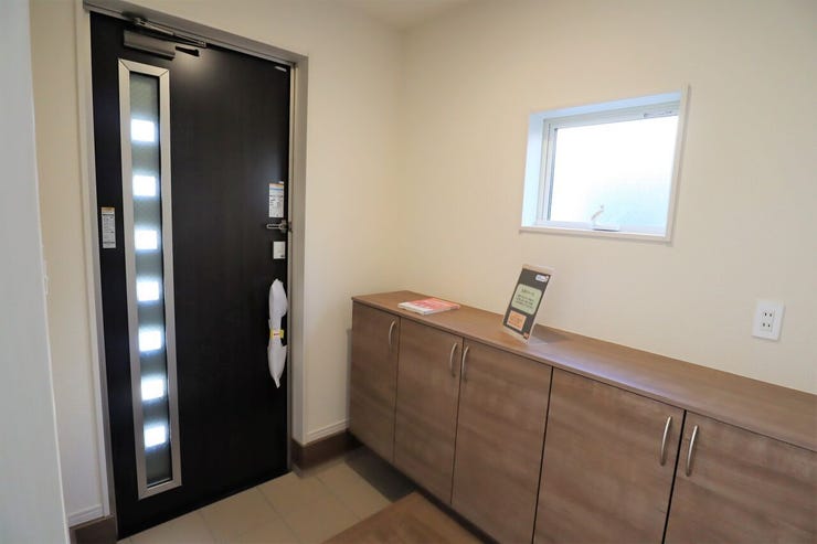 玄関 同仕様
シューズボックス付きの玄関♪
玄関がスッキリとお使いいただけます♪