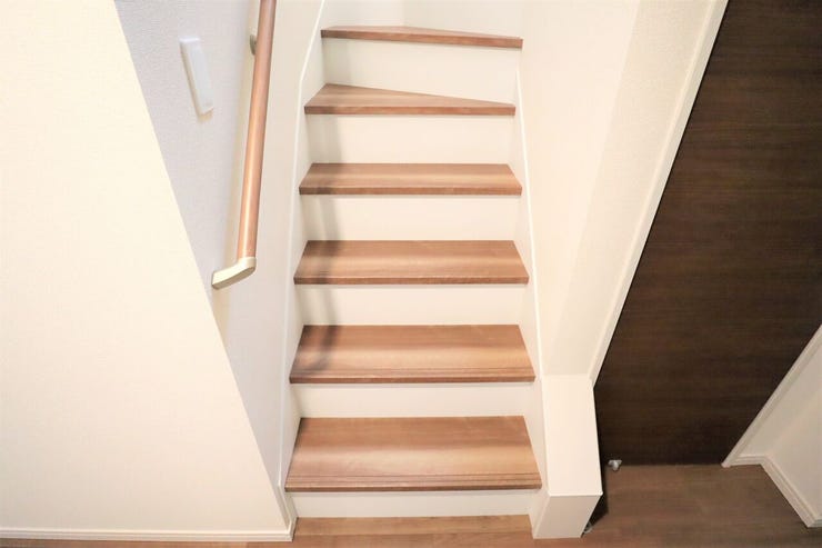 階段 同仕様
小さなお子様からご年配の方まで安心の手すり付き階段♪