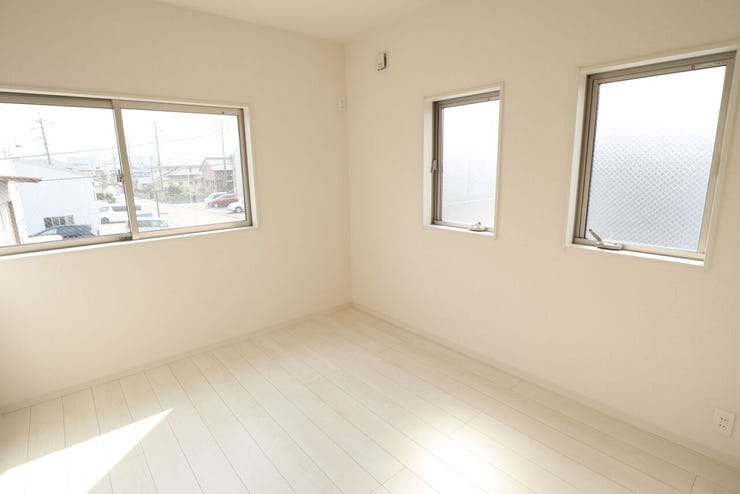 洋室 同仕様
2面採光のお部屋は明るく風通しの良いお部屋です♪