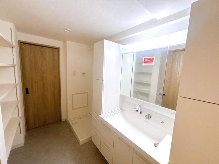 洗面化粧台にも収納があり洗剤のストックや掃除道具等収納が可能です♪