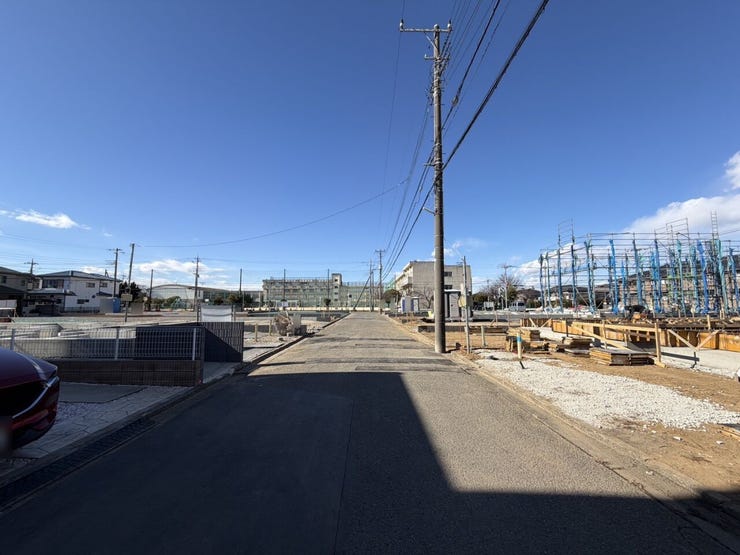 前面道路が広いので駐車もラクラク♪