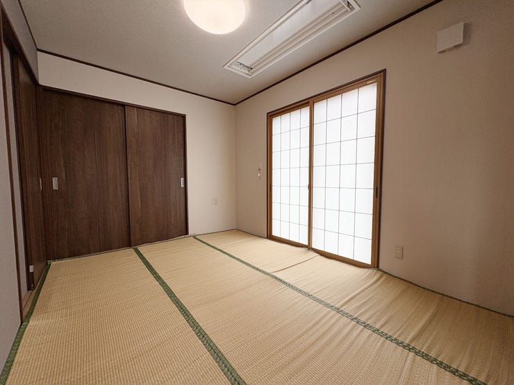 室内(2026年6月)撮影
◎本日案内可能◎
リビングに隣接している6帖の和室!廊下からの出入りも可能なため来客スペースとしても活用できそう◎