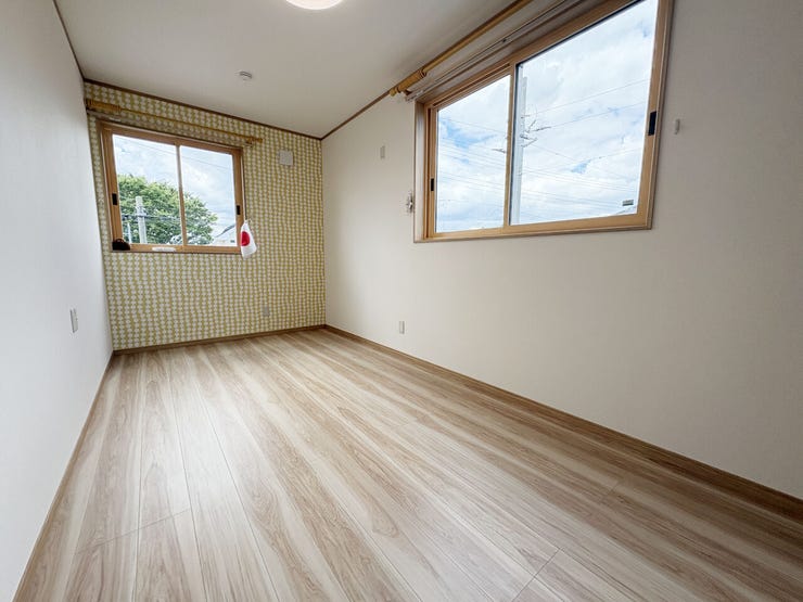 室内(2026年6月)撮影
◎本日案内可能◎
全居室2面採光!腰高窓は家具の配置しやすいほかプライバシー保護にも繋がります◎