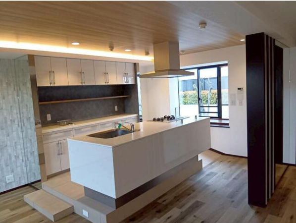 【キッチン】開放感があり洗練されたデザインのアイランドキッチン