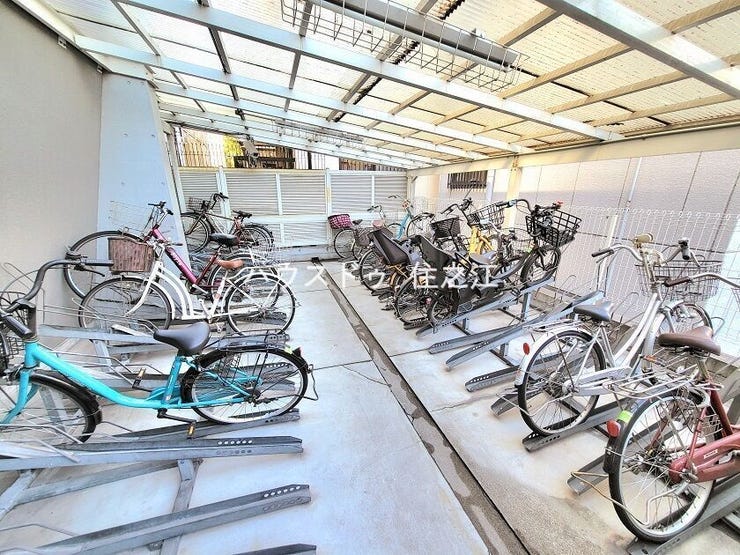 ★屋根付きの駐輪場ですので雨の日も安心。サドルが濡れる事も無いですね!