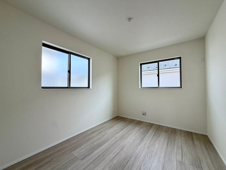 〈6.0帖〉
2面採光のお部屋は、曇りや雨の日でも光を取り込みやすく、室内が暗くなりすぎないのが魅力です♪