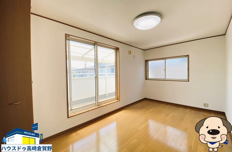 収納力と開放感を兼ね備えた、主寝室にもぴったりな居心地の良い空間です。