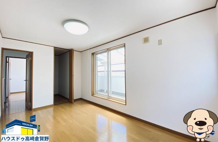 バルコニーとWICを備えた洋室♪朝は光を感じながら目覚め、ゆとりある毎日を過ごせそうです。
