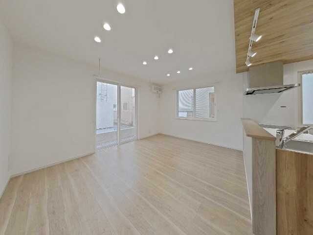 白×木目×グレーの大人可愛いリビング。ホテルライクな開放感と木の温もりに包まれて、憧れの丁寧な暮らしを。お気に入りの家具が映える空間は、家族の笑顔あふれる瞬間をたくさん残せる特等席になります。