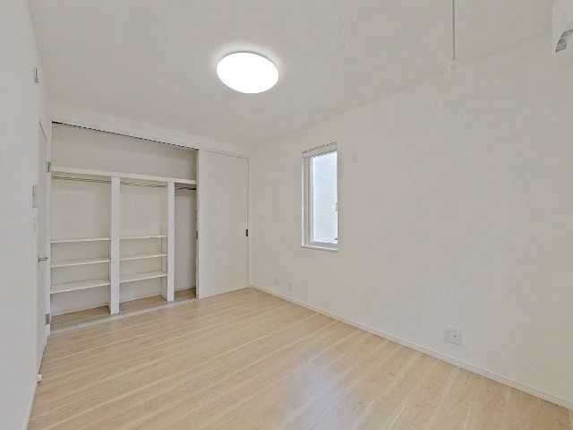 6.4帖洋室です。
壁一面のクローゼットは枕棚とハンガーパイプ、可動棚も完備されており、とても使いやすいです。