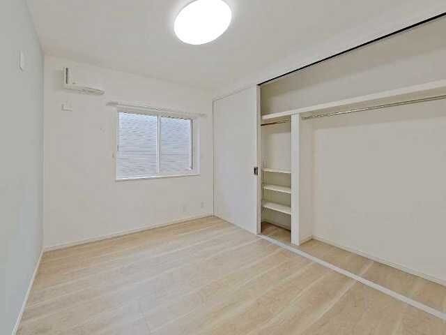 クローゼットはすべて扉付きです。
閉めるとスッキリした見た目で、来客時も安心ですね。
シンプルデザインなのでどんな家具も相性がいいです。