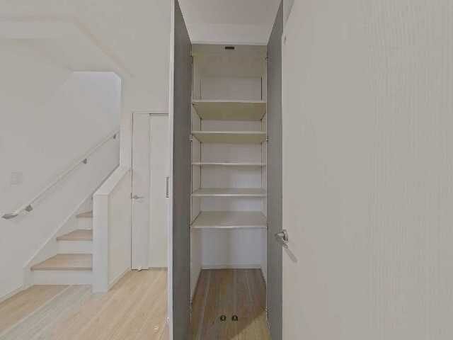 玄関ホールの可動棚で「出しっぱなし」を卒業!お子様の玩具や習い事バッグもたっぷり収まる大容量です。ライフスタイルに合わせて高さを変えられるから、玄関はいつもスッキリ。理想の美しさを無理なく保てます。