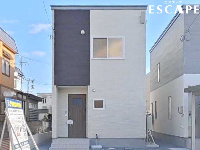 「ただいま!」の声が響く家 。スタイリッシュで機能的!収納も充実、子育て家族の毎日をサポートする新築です。今すぐ見学予約、お待ちしいてます。外に水道があるので、洗車や水遊びもできますね