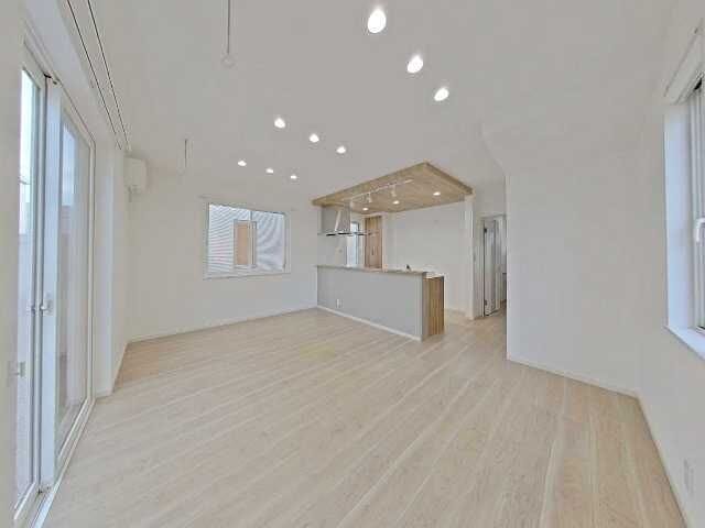 【光と風が駆け抜ける家】リビングへ入った瞬間に目に飛び込む大きな窓!三面採光が生む圧倒的な開放感と、心地よく抜ける風が自慢です。視線が遠くへ伸びる設計で、実際の広さ以上のゆとりを感じる空間です。