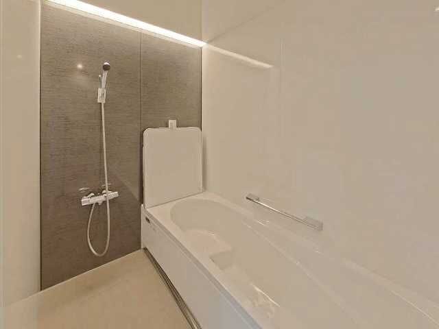 汚れがつきにくくお掃除しやすいホーロー素材の浴室です。
追い焚き機能付きで、入浴時間がバラバラなご家族にも安心!
床は滑りにくい大き目の石目調タイルです。