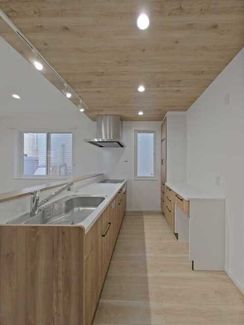 広々キッチンカウンター
背面にはダストボックススペース付きの食器棚を設置しました
棚の開き戸は地震を感知するとロックされるので、お皿等が飛んでこないようになっています