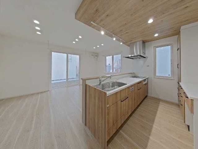 木目調のキッチンと、床のコントラストが素敵なリビングです。自然な風合いで、気持ちが癒されますね。
オープンキッチンなので、リビングでご家族が過ごしている様子を見ながらお料理できて安心ですね。