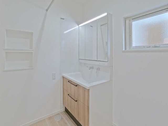 引き出しタイプで奥まで使いやすい2段収納の洗面台!
キッチンと同じ木目×黒い取っ手のデザインで統一しました。
壁には防水パネルを設置、水や汚れから壁紙を守ります。