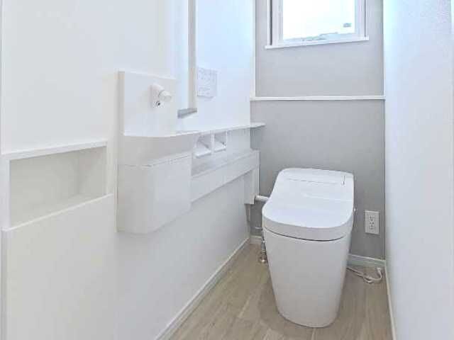 自動洗浄機能付きパナソニックの「アラウーノ」を採用!
流すたびに泡と水流で汚れを落してくれるので、日々のお手入れはサッと拭くだけ!
手洗い器・タオル掛け・収納付き!