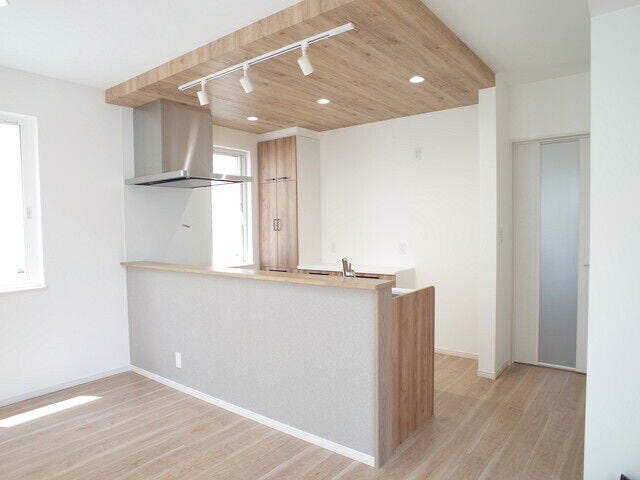 キッチンは、明るい木目×グレーのアクセントクロスです。
ナチュラルな雰囲気にマッチしていて素敵ですね。
白や木目はもちろん、黒やグレーのテーブルとも相性良しです◎!