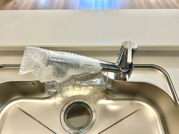 ◇浄水器◇
美しく使いやすいキッチンは油汚れが簡単に拭き取れる素材で加工されており、浄水器シャワーから流す水の音を軽減する静かなシンクを採用。見えないところにさり気ない配慮が嬉しいですね