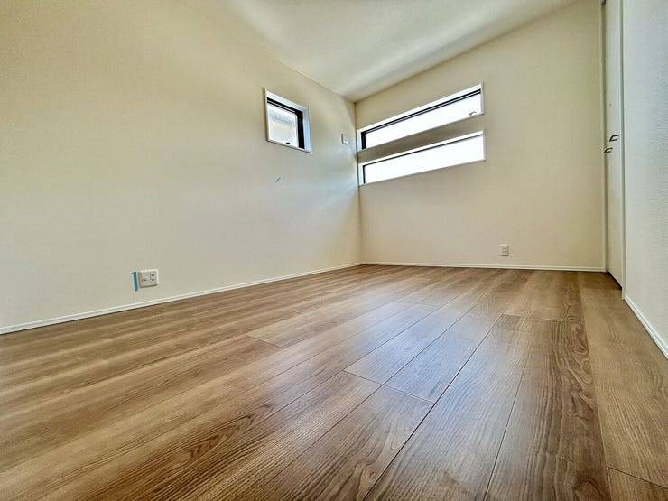 ◇洋室 6.2帖◇
北西側のお部屋ですが、2面採光を確保しており明るいです。柔らかな光が長時間続くので、勉強や読書など落ち着いて作業するのに最適なお部屋です。お子様のお部屋や趣味部屋にいかがですか。