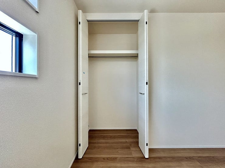 ◇クローゼット◇
各居室には収納スペース完備♪お洋服もたくさん収納できて、お部屋がスッキリします。ハンガーパイプが設置されており、大切なお洋服が傷まないよう、そのままかけて収納できます。