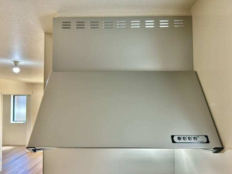 ◇レンジフード◇
ブーツ型のレンジフードです。凹凸がほとんどない内部構造なので、油がつきにくくお手入れがしやすい形状です。その形状から煙を集めやすく、換気機能に優れている点です。
