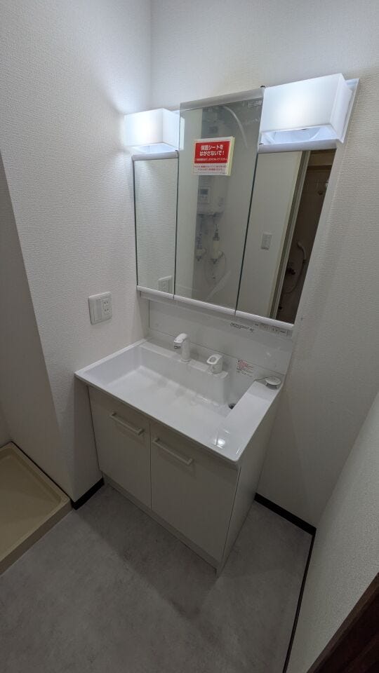 三面鏡付き洗面台で朝の身支度もスムーズ