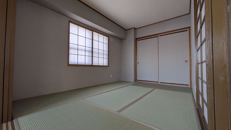 リビング横の和室は畳交換済みで清潔感があります