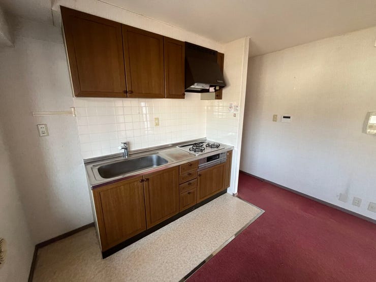 キッチン横に設けられた出窓が、空間に開放感と明るさをもたらします。 ぬくもりある木目調のデザインは、どんなインテリアにも馴染み、日々の家事時間を特別なものに。