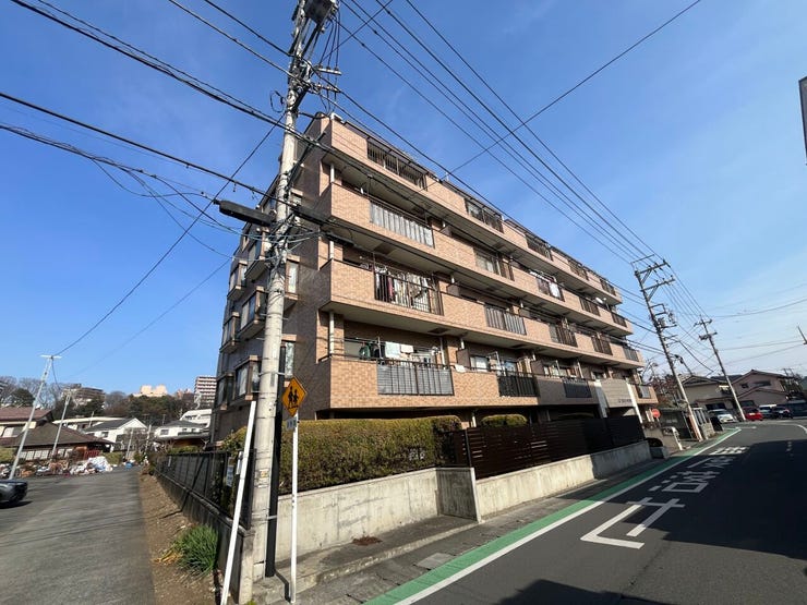 落ち着きのあるタイル貼りの外観が魅力的な低層マンション。周囲は視界を遮る高い建物が少なく、陽当り・通風ともに良好です。穏やかで開放的な住環境をぜひ現地でご体感ください。