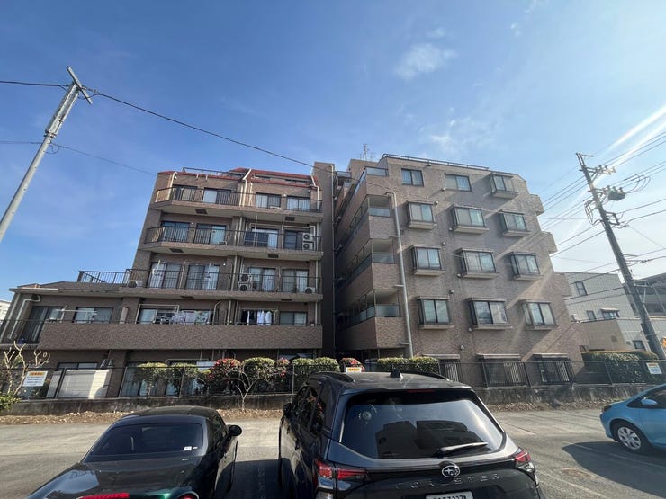 落ち着いたブラウン調のタイル貼りが目を惹くマンション。前面に遮るものがなく、青空が広がる開放的なロケーションが魅力です。日当たりも良く、心地よい新生活を始められます。ぜひお気軽にご相談ください。