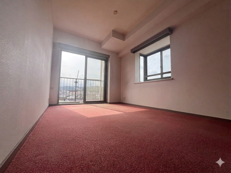 清潔感あふれる赤いカーペットのお部屋。バルコニーから広がる街並みと山々の景色は圧巻。明るく快適な空間で新生活を。内見お待ちしております。