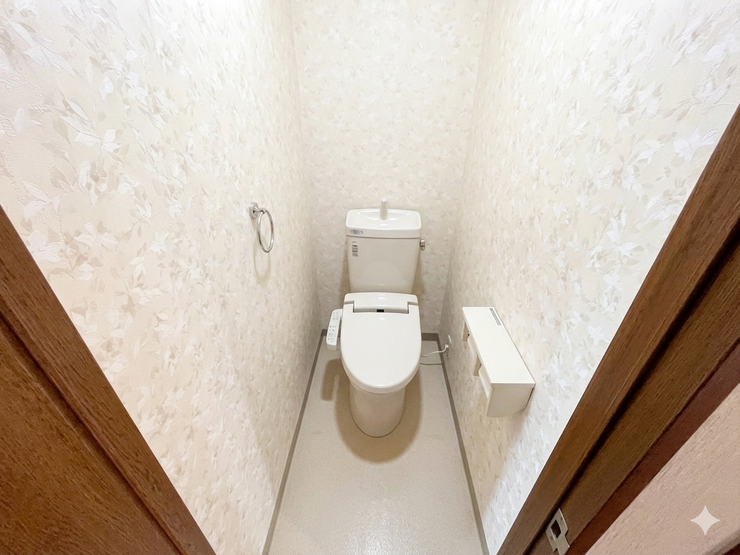 清潔感のある温水洗浄便座付きトイレ!花柄の壁紙が華やかさをプラス。手すり完備で安心です。
(※画像は明るく加工しています。)
