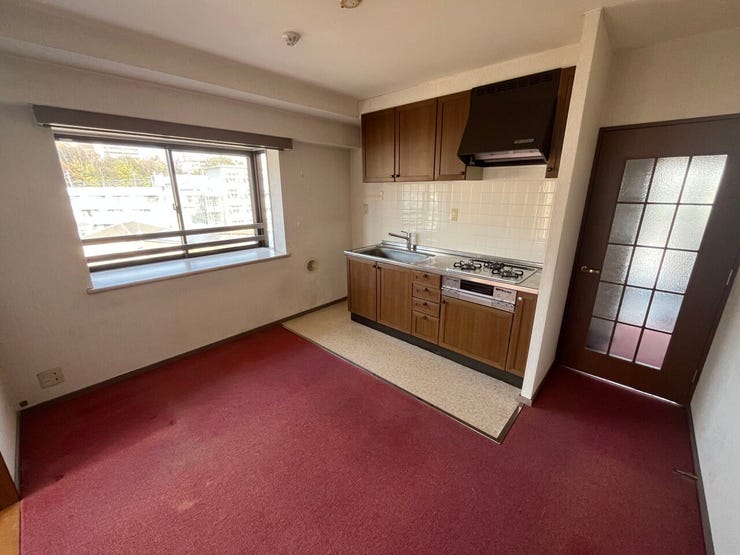 キッチン横に設けられた出窓が、空間に開放感と明るさをもたらします。 ぬくもりある木目調のデザインは、どんなインテリアにも馴染み、日々の家事時間を特別なものに。