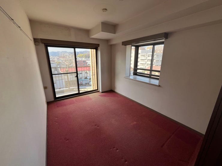 バルコニーからは遮るもののない街並みを見渡せ、毎日の生活に開放感を与えてくれます。
窓際にデスクを置けば、景色を楽しみながらのワークスペースとしても最適です。