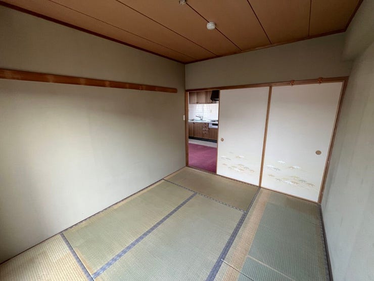 和室のある暮らし:寝室や趣味の部屋としてマルチに活躍する畳の間。
収納豊富:キッチン上下、居室など、生活空間をすっきり保てる収納力。