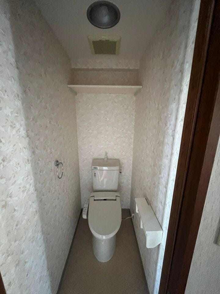 便利な棚付きの温水洗浄便座トイレなど、日々の快適を支える設備も充実しています。