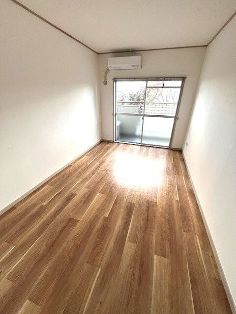 約6帖の広さの洋室。
2025年にリフォーム実施しており、室内きれいになっております♪