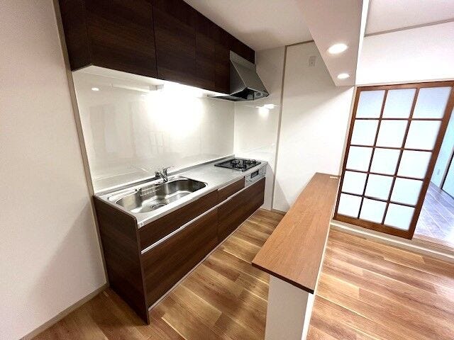 状態良好のシステムキッチン!配膳がしやすいカウンター付!